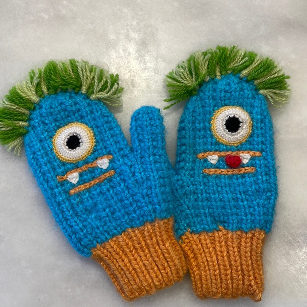 Andes Gifts Super Cute Mittens. Handmade in Peru. 83% Acrylic. 17% Alpaca.